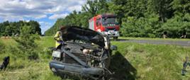 Uszkodzony samochód w rowie, na drodze samochód strażacki
