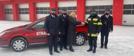 Przekazanie samochodu Citroen C5 do OSP Lubanie - zastępca z p. wójt i członkami OSP