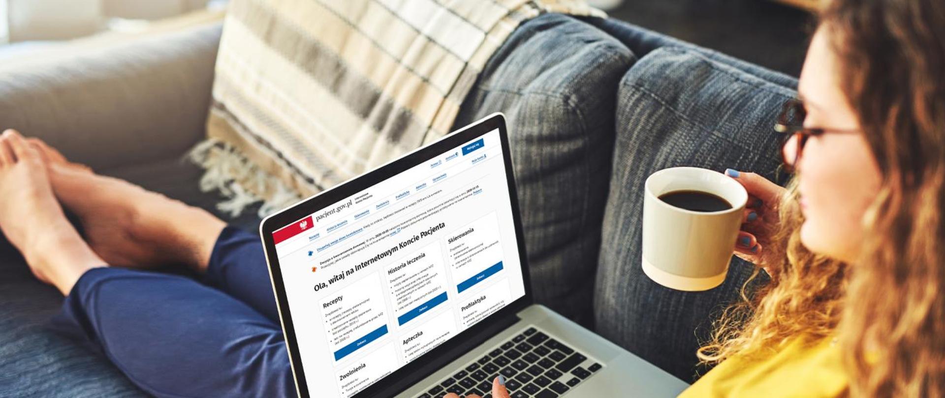 Kobieta korzystająca z Internetowego Konta Pacjenta siedząca na kanapie 