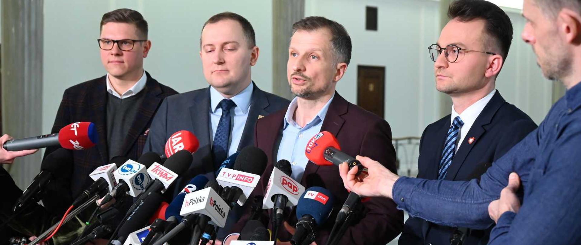 wiceminister Mikołaj Dorożała prezentuje wstępne ustalenia audytorów w Lasach Państwowych