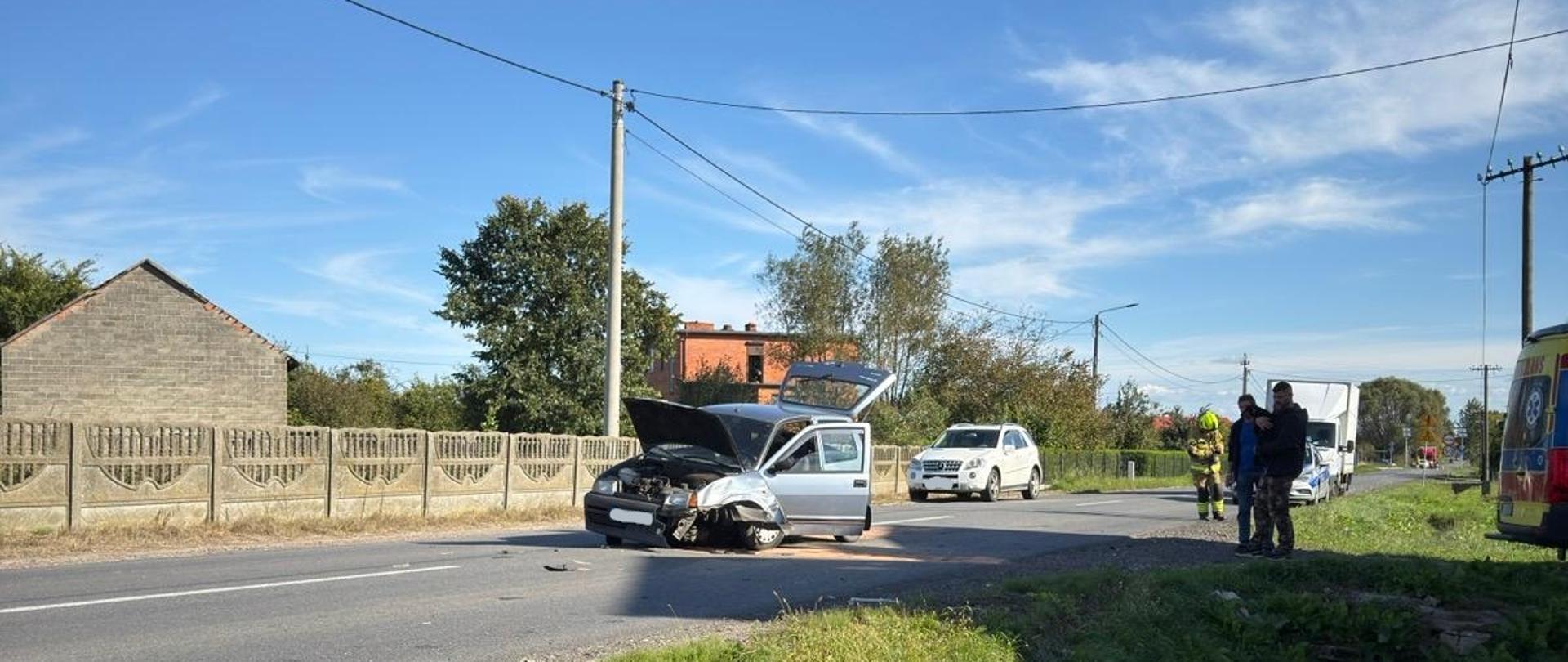 Uszkodzony samochód na jezdni.