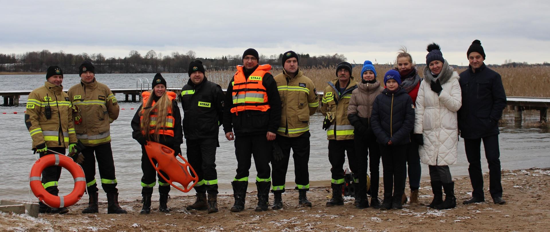 Zdjęcie grupowe strażaków OSP i PSP