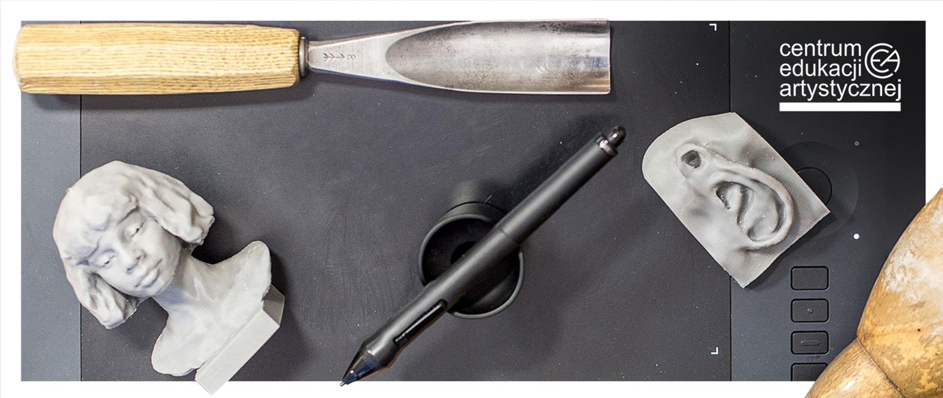 na tablecie graficznym leżą narzędzia rzeźbiarskie oraz wydruki 3D, w rogu logo centrum edukacji artystycznej