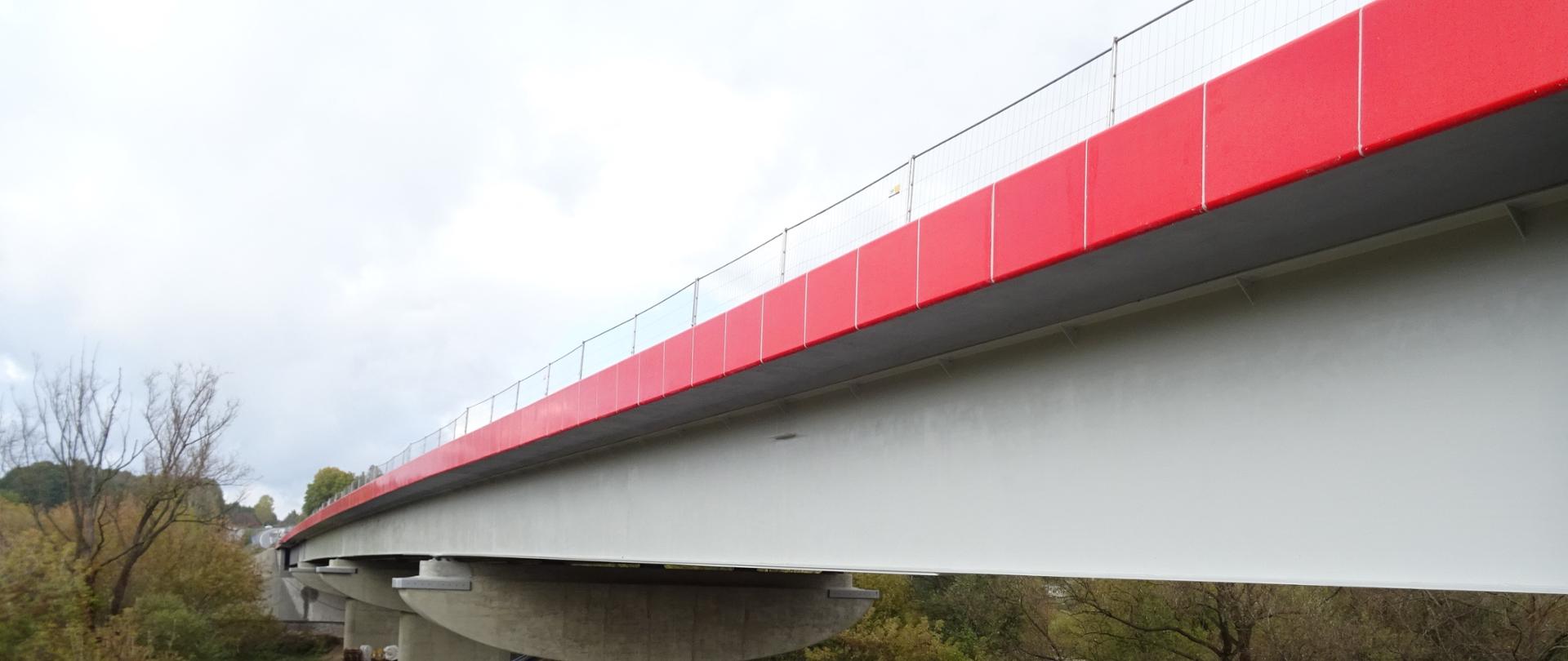 DK9 most w Brodach Iłżeckich - szaro-czerwona konstrukcja na tle nieba i zieleni