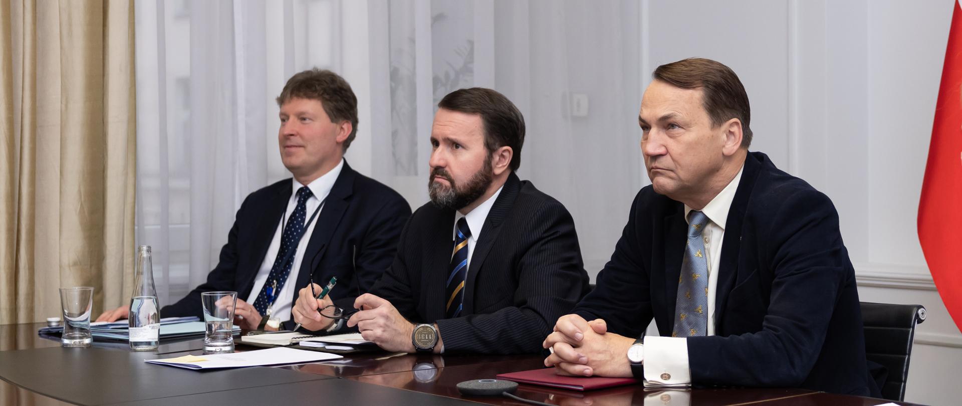 Szef polskiej dyplomacji Radosław Sikorski i wiceminister Robert Kupiecki uczestniczyli w posiedzeniu Rady do Spraw Zagranicznych 