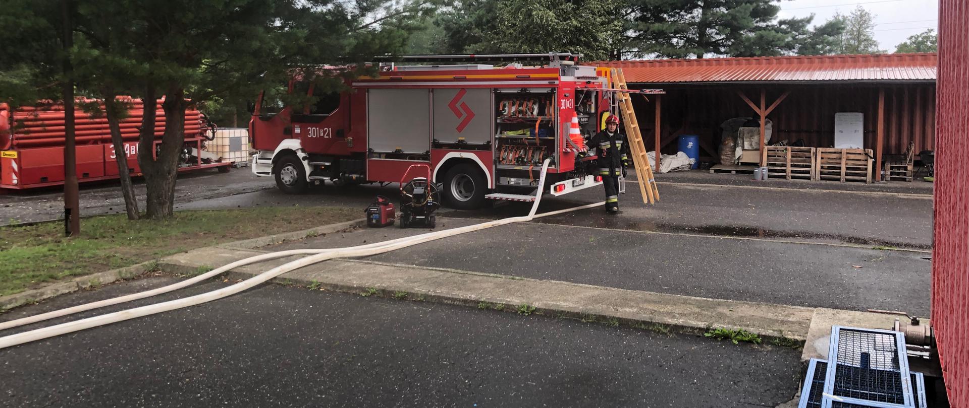 rozwinięta linia gaśnicza z samochodu