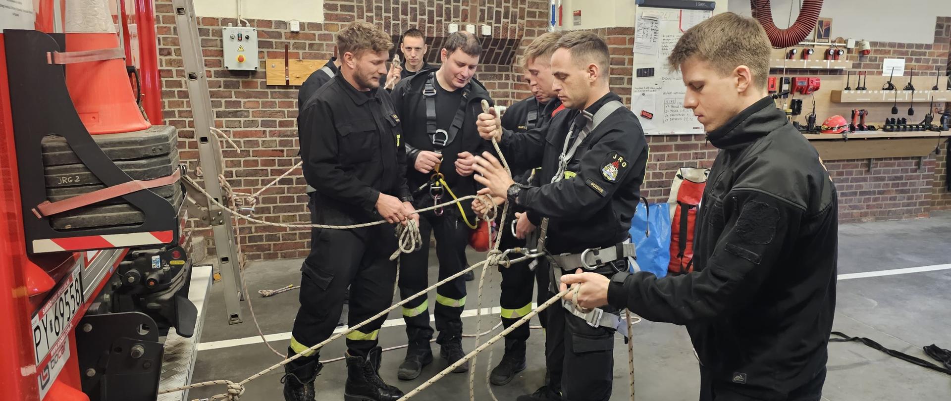Strażacy podczas ćwiczeń z budowy stanowisk