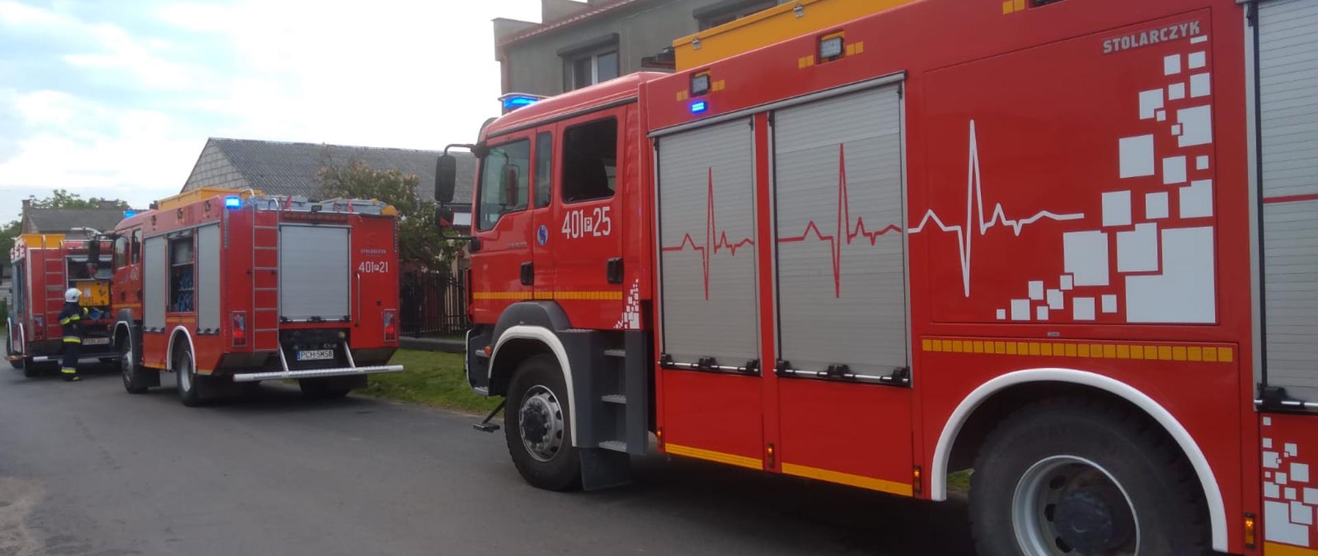 Zdjęcie przedstawia strażaków gaszących pożar domu w miejscowości Milcz.
W tle budynki.
