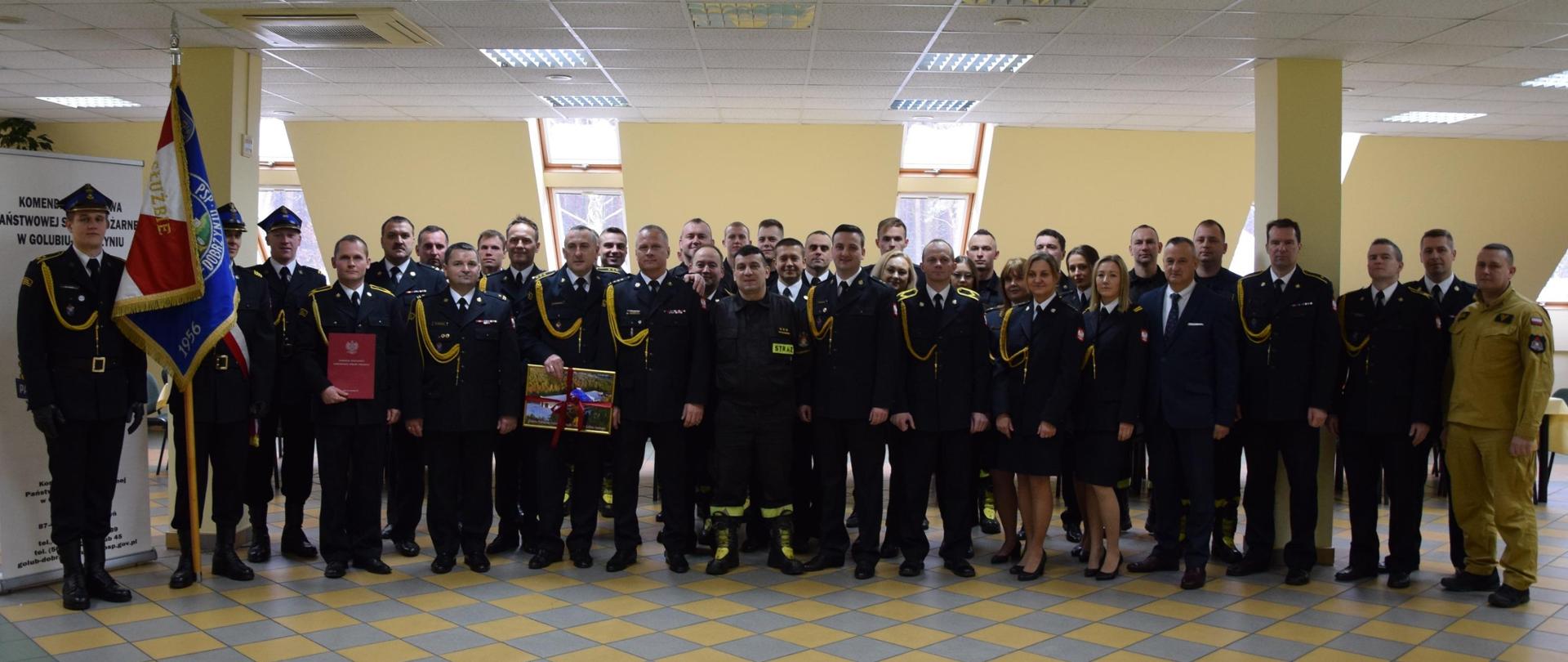 Zdjęcie przestawia funkcjonariuszy, pracowników cywilnych oraz gości uczestniczących w uroczystości.