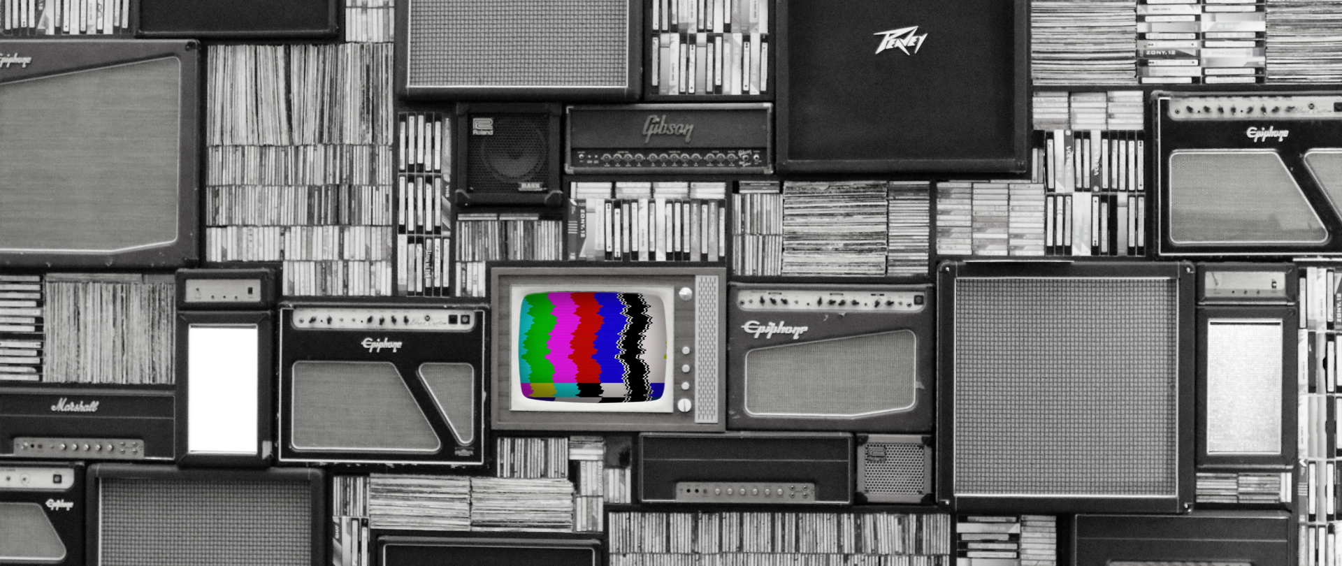 Stare telewizory, radia, wzmacniacze, płyty CD, kasety ułożone ciasno obok siebie - kolaż