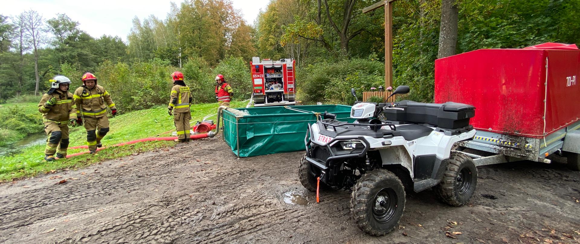 Strażacy, quad z przyczepką przy zbiorniku wodnym
