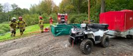 Strażacy, quad z przyczepką przy zbiorniku wodnym