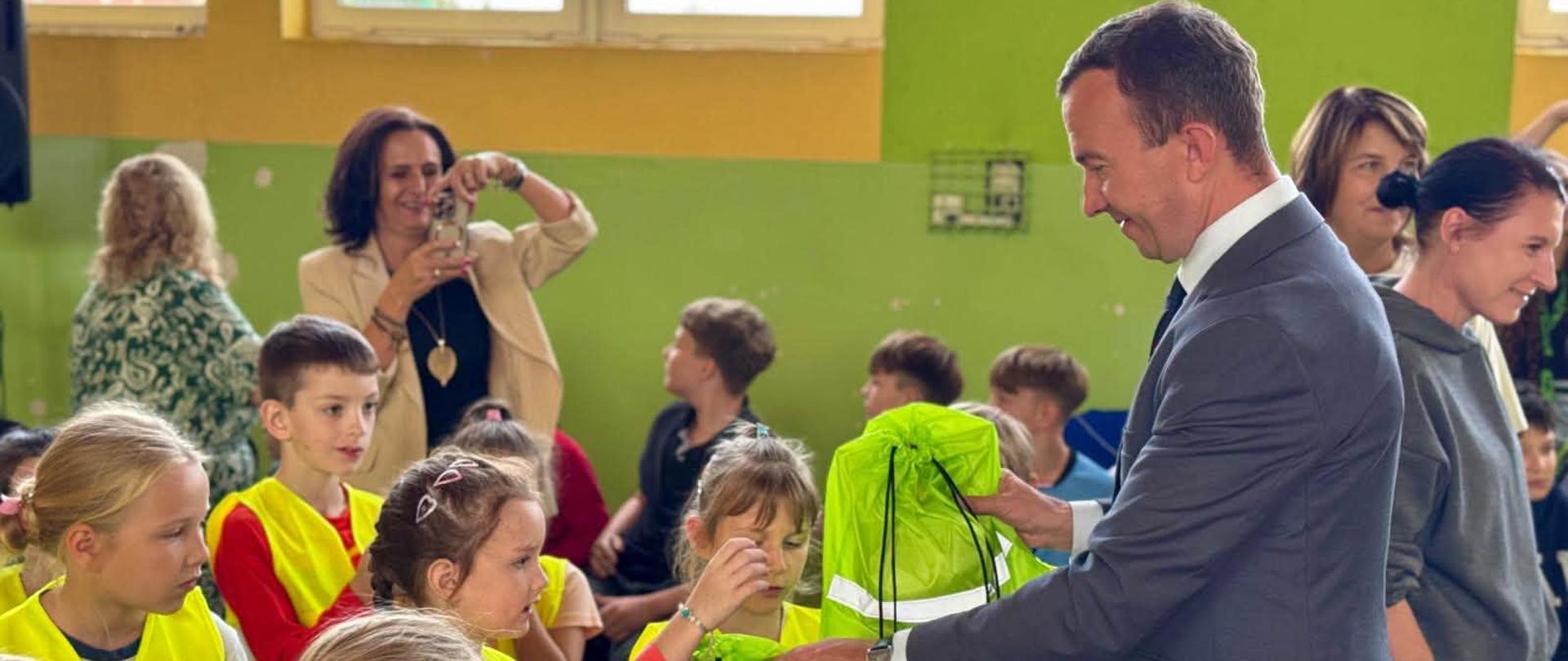 Wicewojewoda Szauer wręczył odblaski i kaski dzieciom z Nowego Miasta Lubawskiego