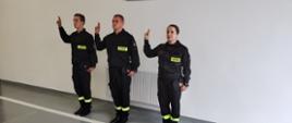 Zdjęcie przedstawia nowo przyjętych strażaków w trakcie ślubowania