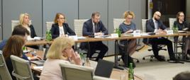 Posiedzenie Komitetu Koordynującego ds. Polityki Rozwoju, minister Grzegorz Puda siedzi przy stole i przemawia do mikrofonu
