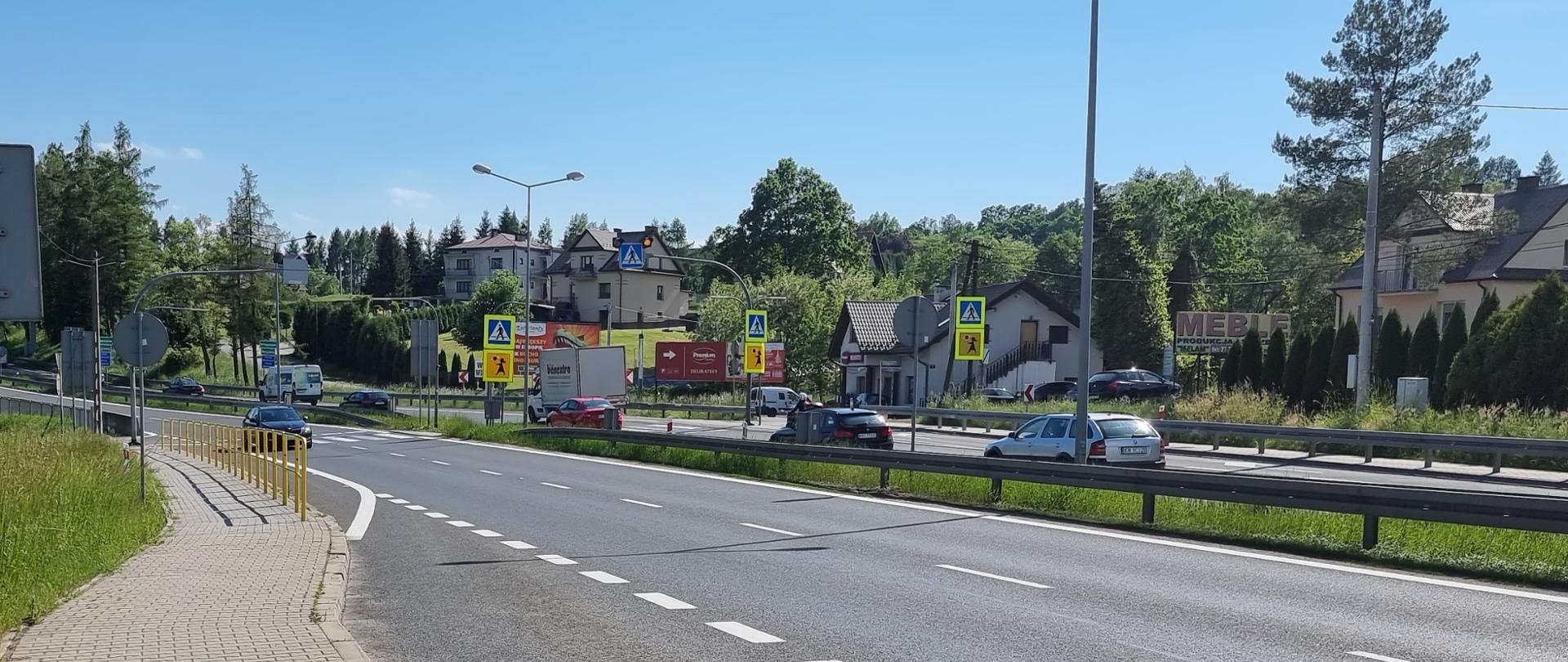 droga dwujezdniowa, przejście dla pieszych, duży ruch pojazdów