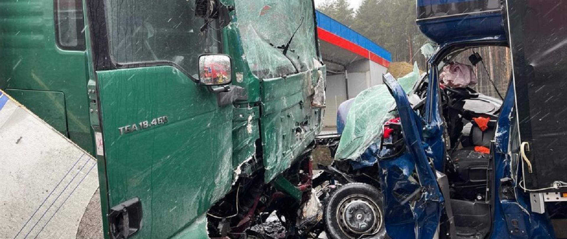 Zdjęcie przedstawia po czołowym zderzeniu rozbity samochód ciężarowi i samochód dostawczy na drodze S-1 w Mierzęcicach.