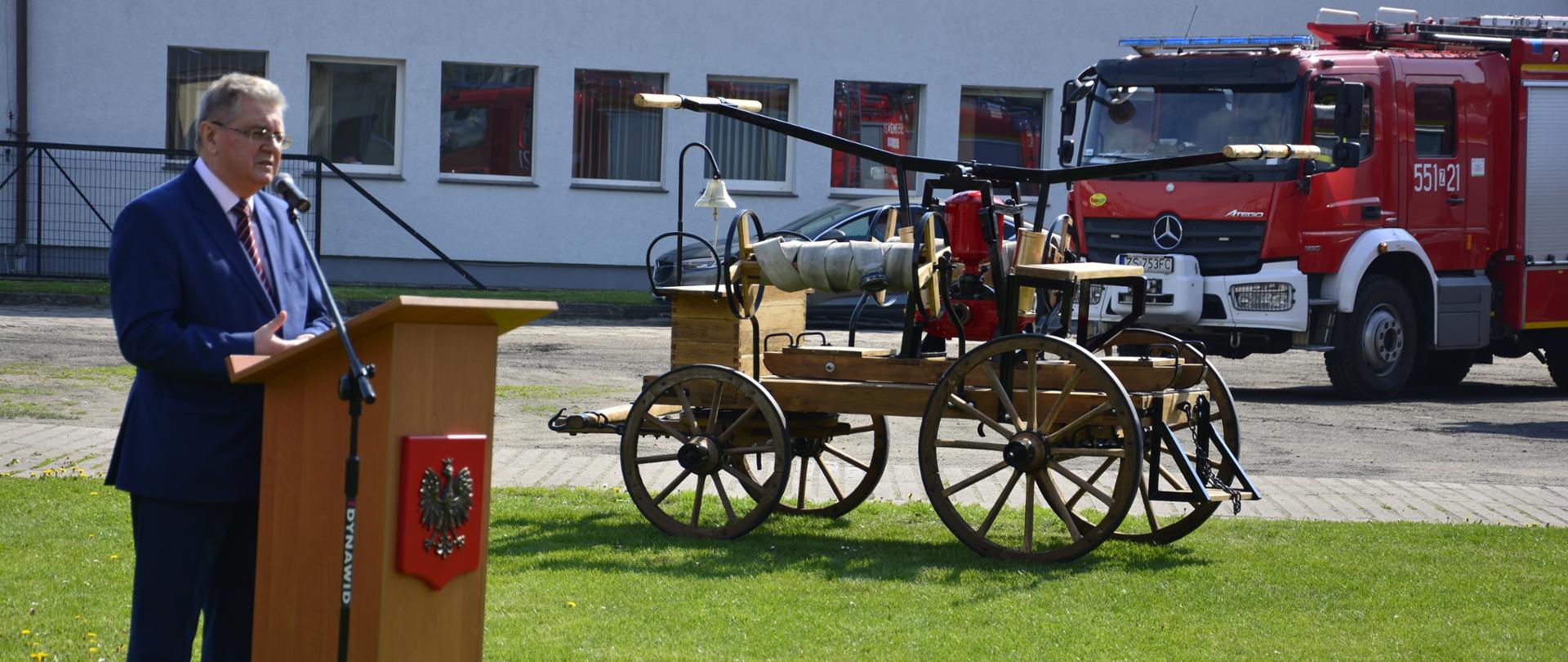 Zdjęcie przedstawia przemówienie Posła na Sejm RP Pana Czesława Hoca z okazji dnia strażaka.