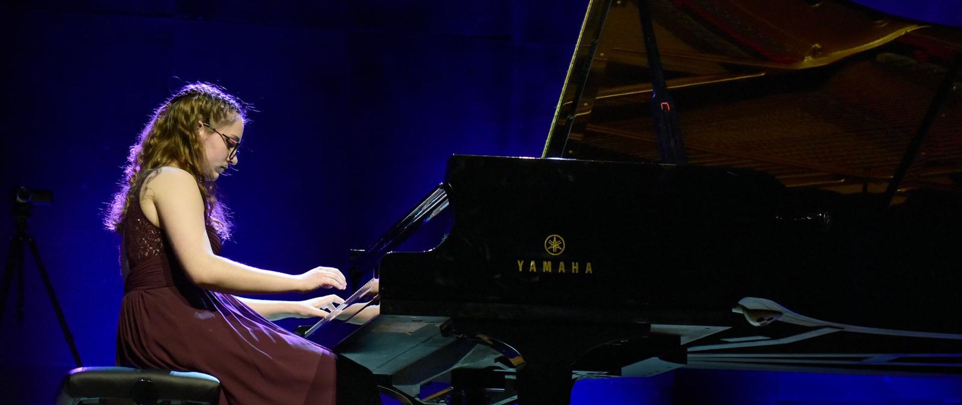 Marianna Sereda grająca na fortepianie