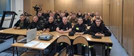 Na zdjęciu widać strażaków w trakcie szkolenia