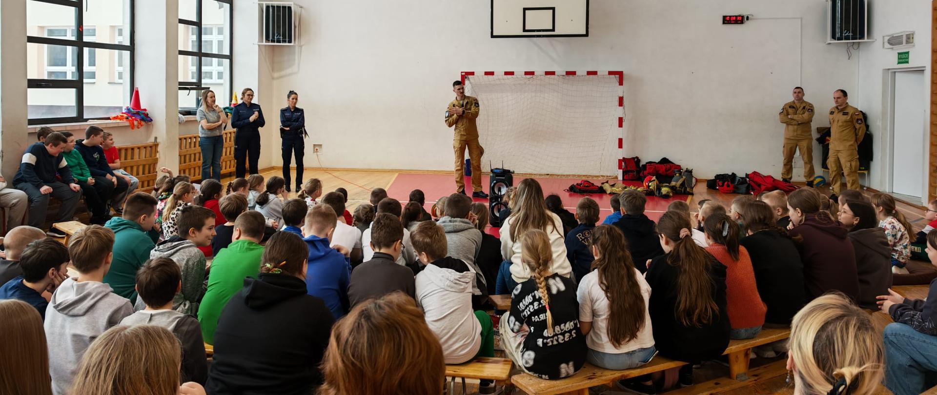 Prelekcja funkcjonariuszy PSP w Szkole Podstawowej w Wołkowyi – bezpieczne ferie zimowe