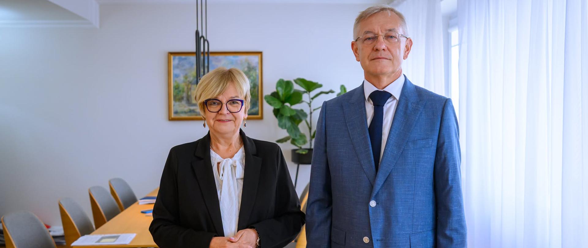 Zdjęcie przedstawia wojewodę i konsultanta wojewódzkiego
