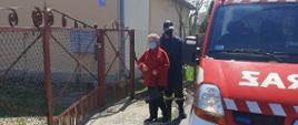 Strażak z OSP Złota pomaga dotrzeć kobiecie do punktu szczepień przeciwko Covid-19