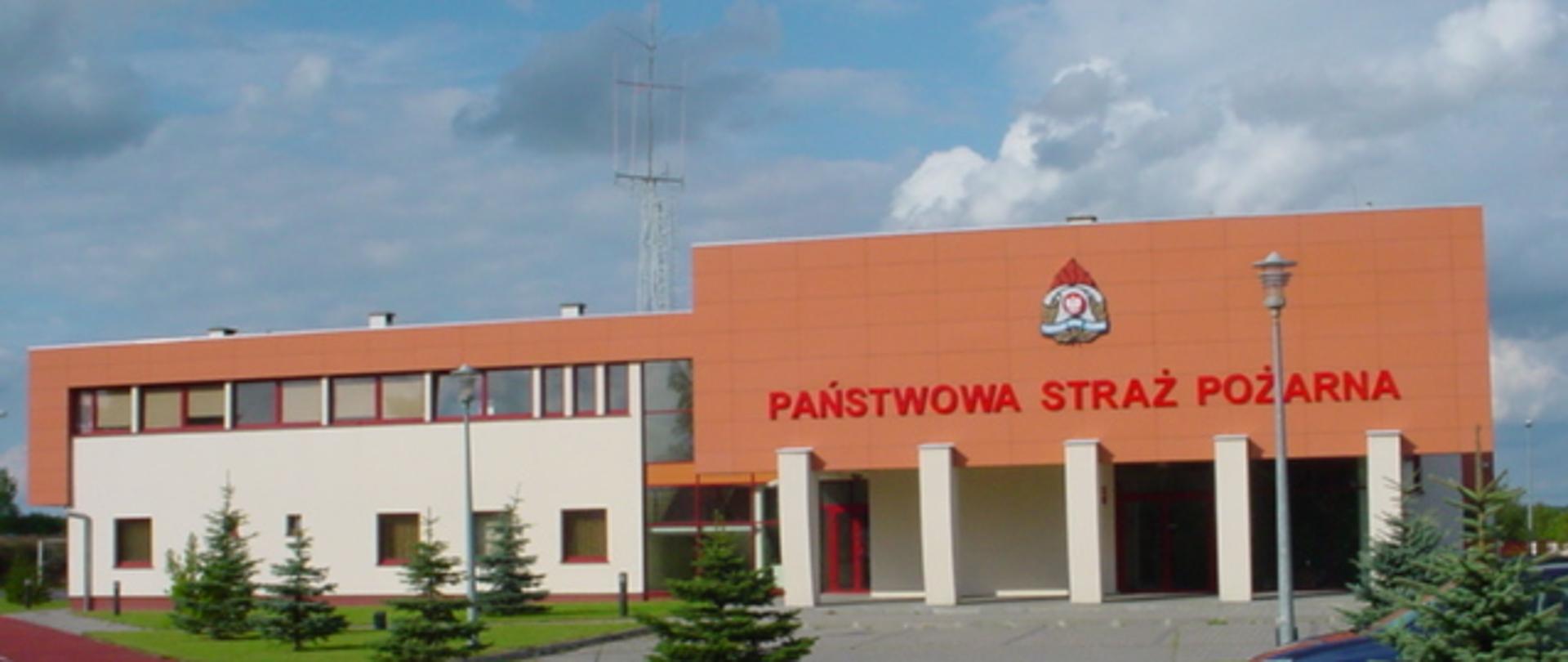 Zdjęcie przedstawia budynek Komendy Powiatowej Państwowej Straży Pożarnej w Międzyrzeczu od frontu.