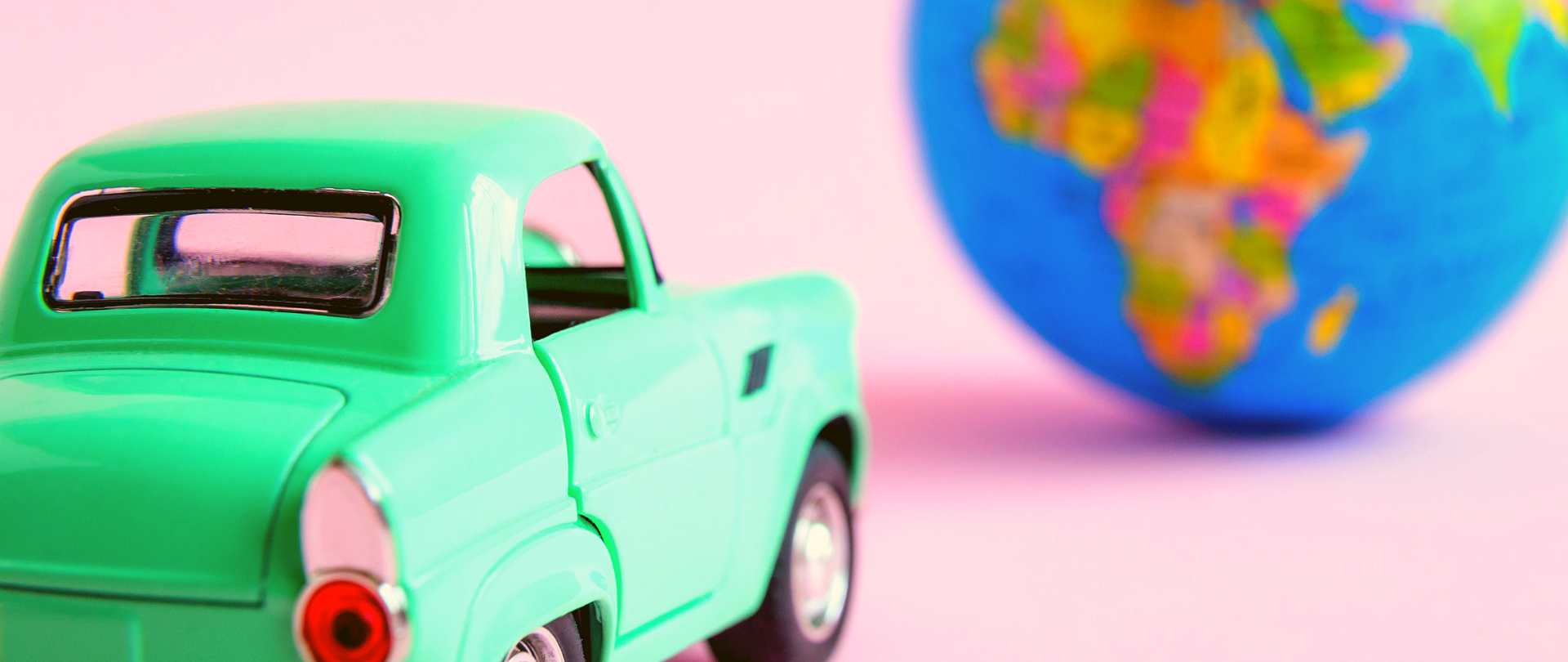 Samochód - zabawka oraz globus