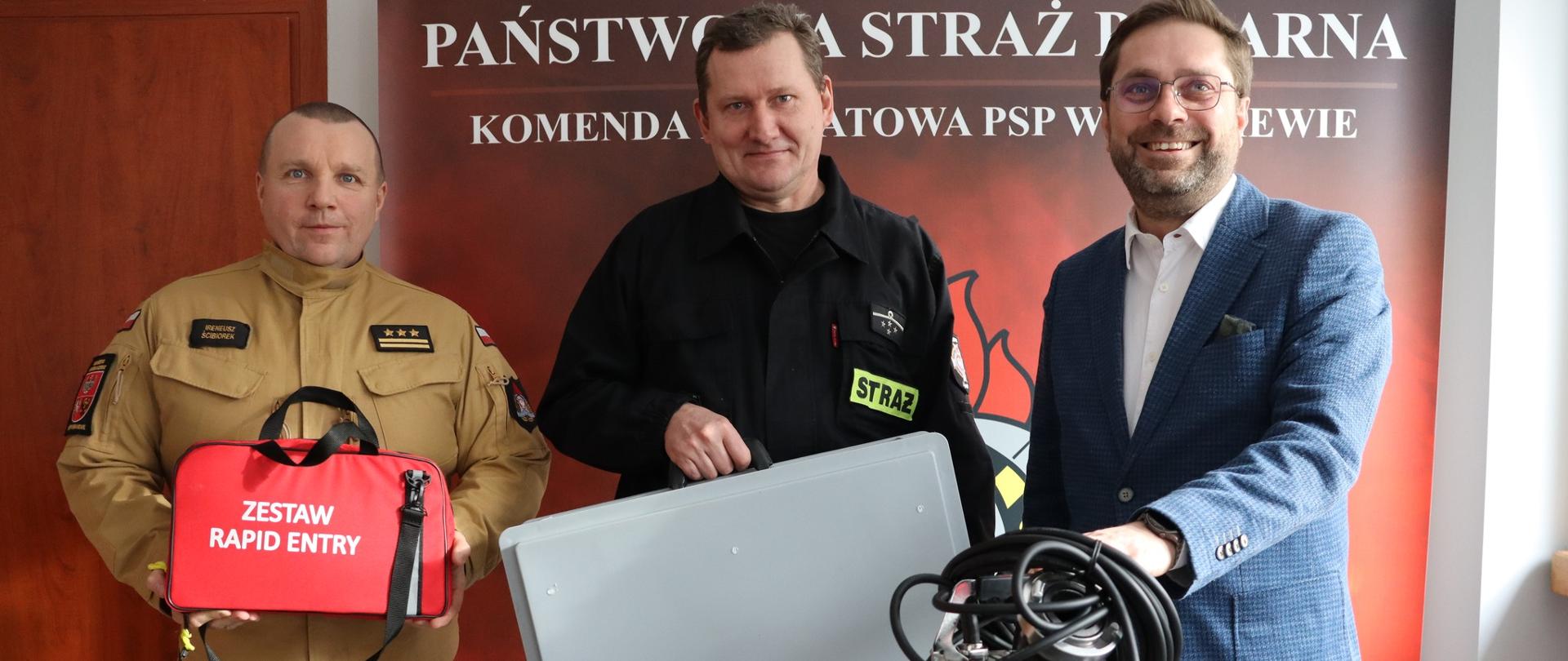 Przekazanie specjalistycznego sprzętu braniewskim strażakom 
