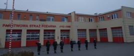 Na placu Komendy Powiatowej Państwowej Straży Pożarnej w Pruszczu Gdańskim funkcjonariusze odśpiewali hymn. Po lewej stronie na maszcie znajduje się podniesiona flaga państwowa