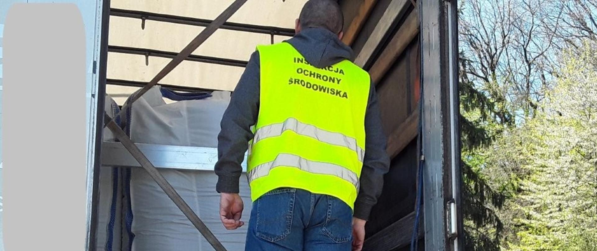 Inspektor WIOŚ kontroluje transport towarów w Przemyślu w dniu 22.04.2026 r. 