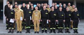 Grupowe zdjęcie uczestników szkolenia (28 funkcjonariuszy PSP) w towarzystwie Zastępcy Komendanta Centralnej Szkoły PSP oraz dwóch funkcjonariuszy CS PSP