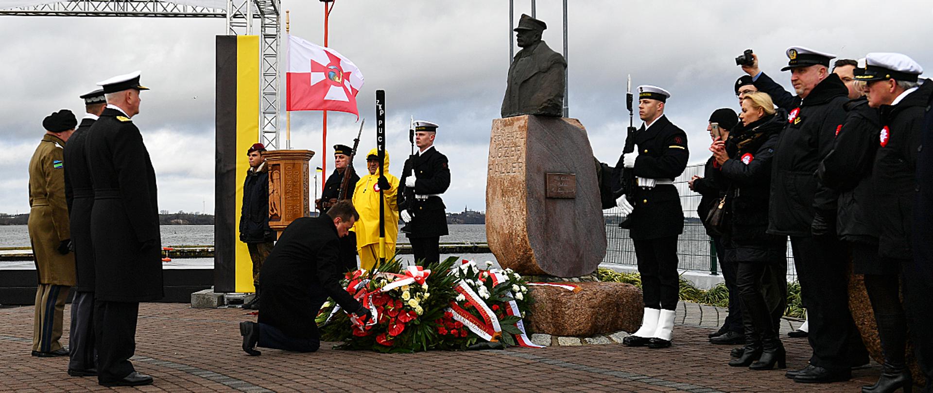 Minister M.Błaszczak składa wieniec przy pomniku generała Hallera w Pucku