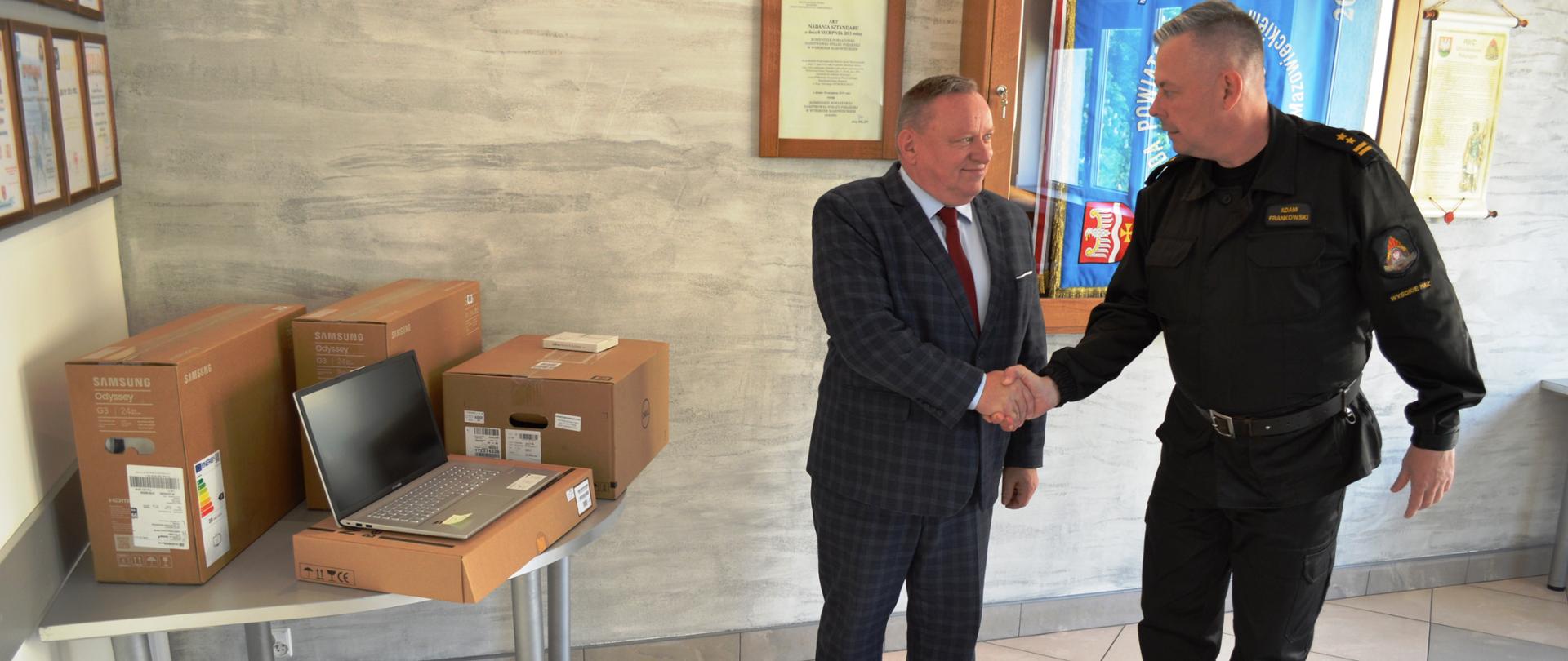 Przekazanie sprzętu komputerowego KP PSP w Wysokiem Mazowieckiem przez Wójta Gminy Wysokie Mazowieckie 