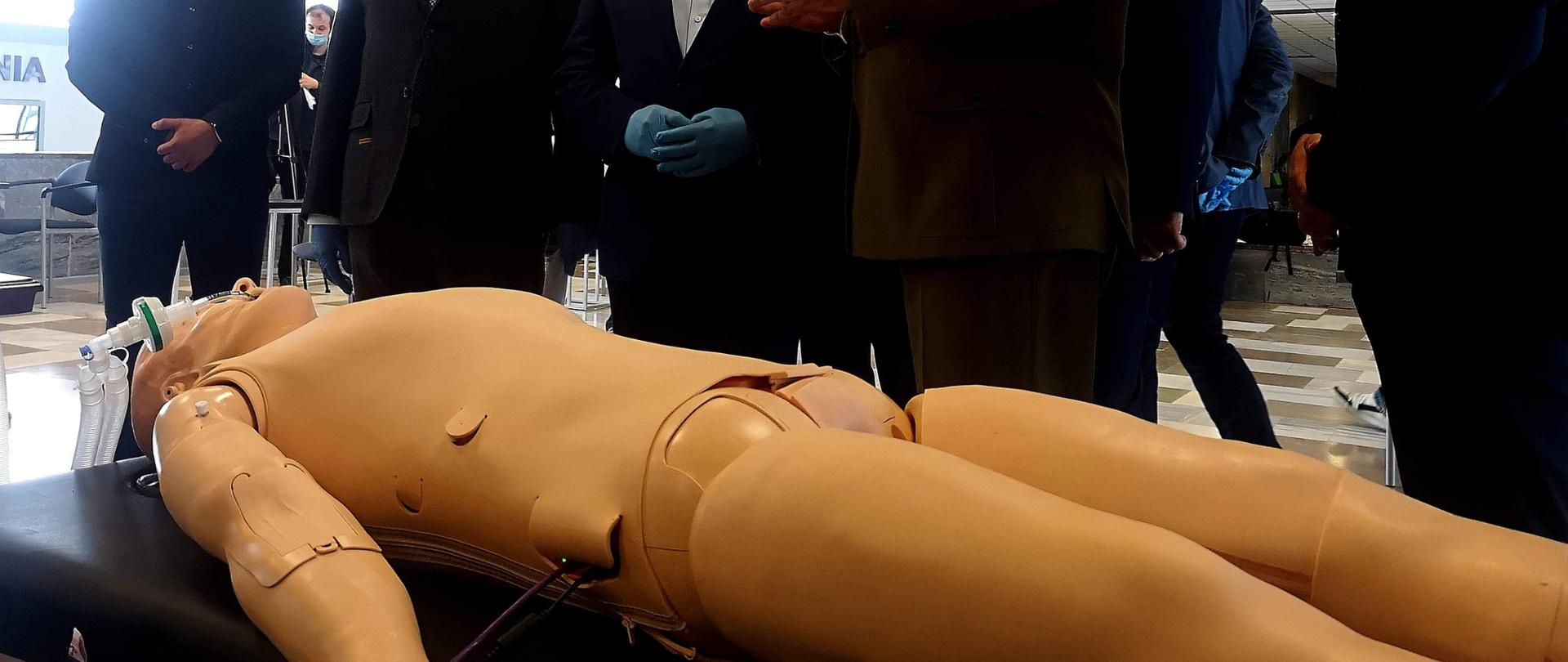 Na zdjęciu manekin podłączony do respiratora.