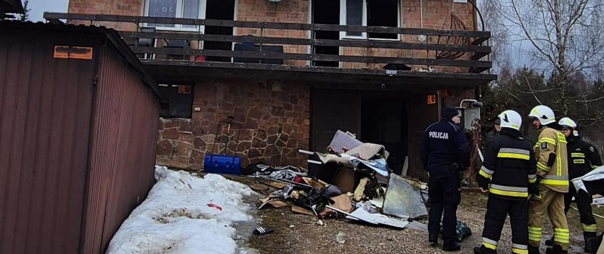 Fotografia przedstawia budynek jednorodzinny w którym wybuchł pożar.
