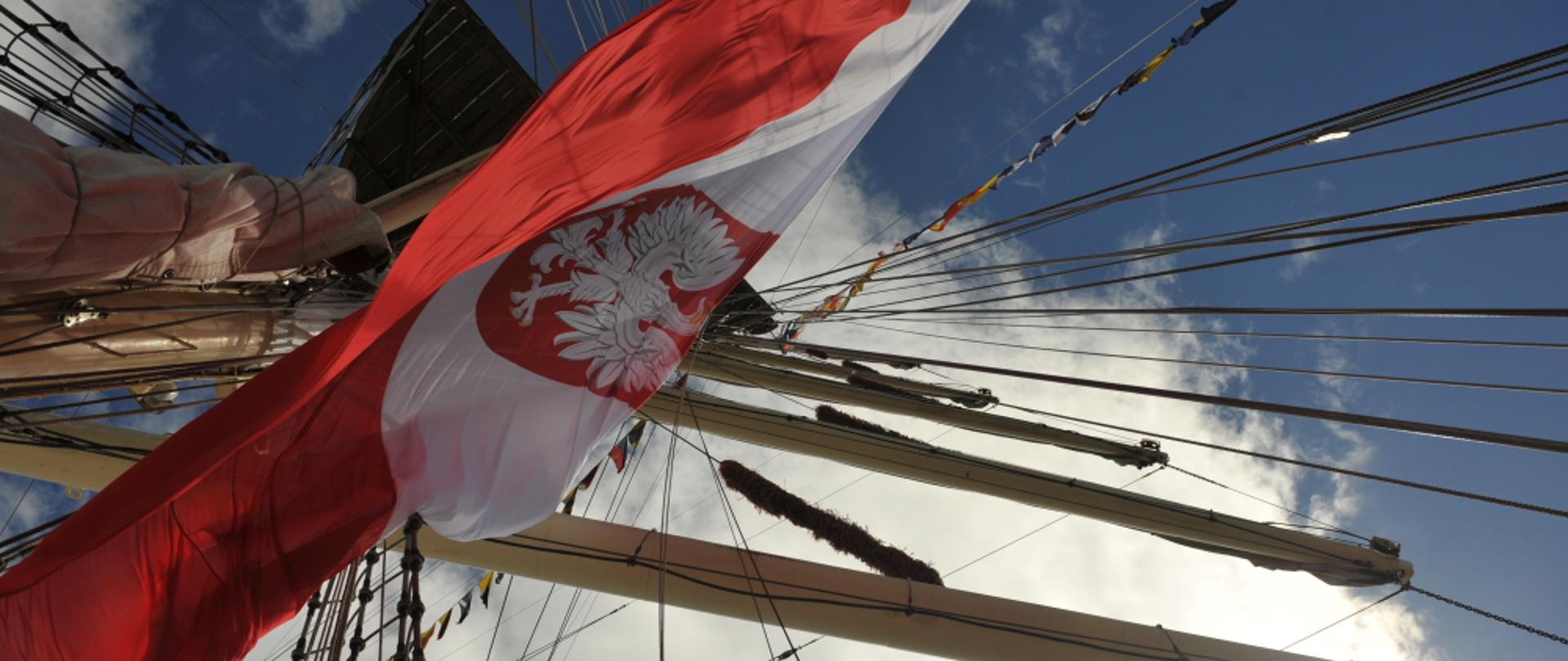 Flaga Polski na Darze Młodzieży