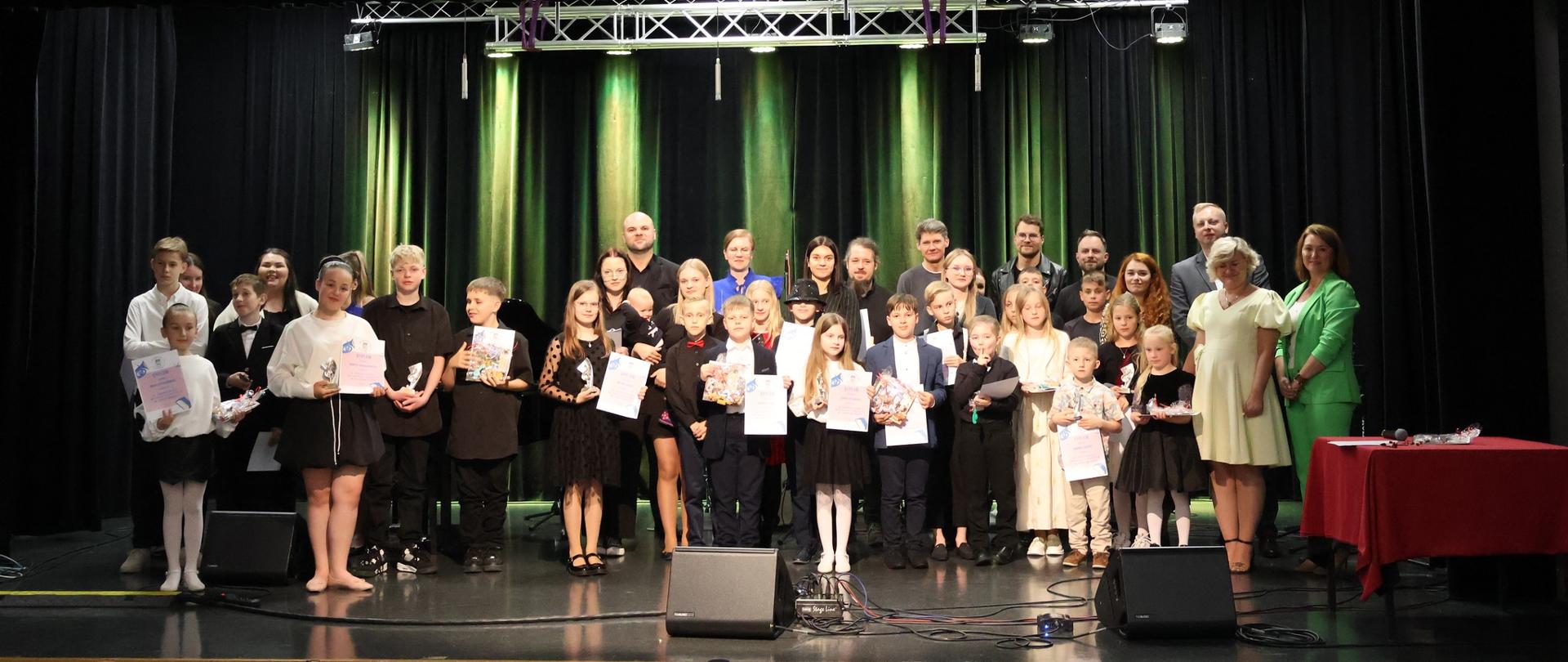 Uczestnicy na scenie sali widowiskowej Centrum Kultury i Rekreacji we Wschowie.