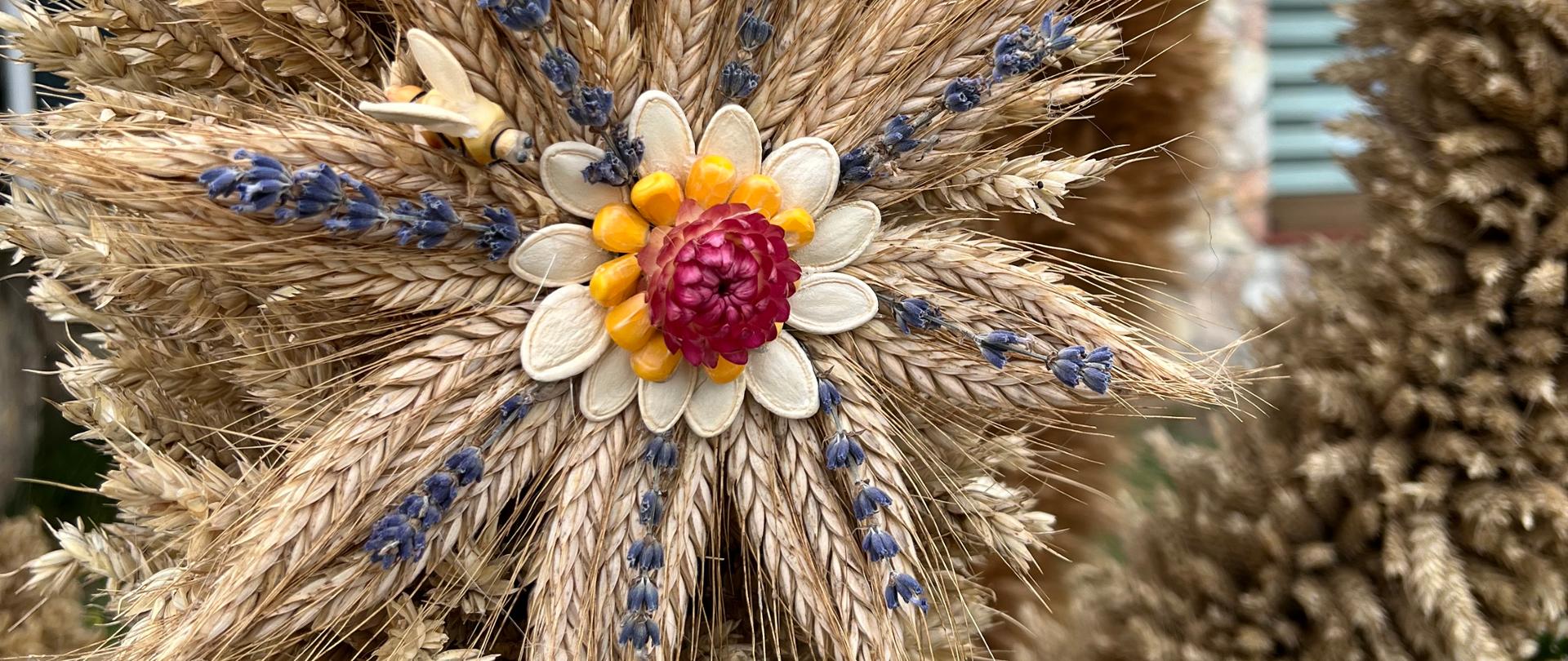 Zdjęcie przedstawia fragment korony żniwnej