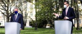 Janusz Wojciechowski oraz premier Mateusz Morawiecki stoją przy mównicach podczas konferencji prasowej.