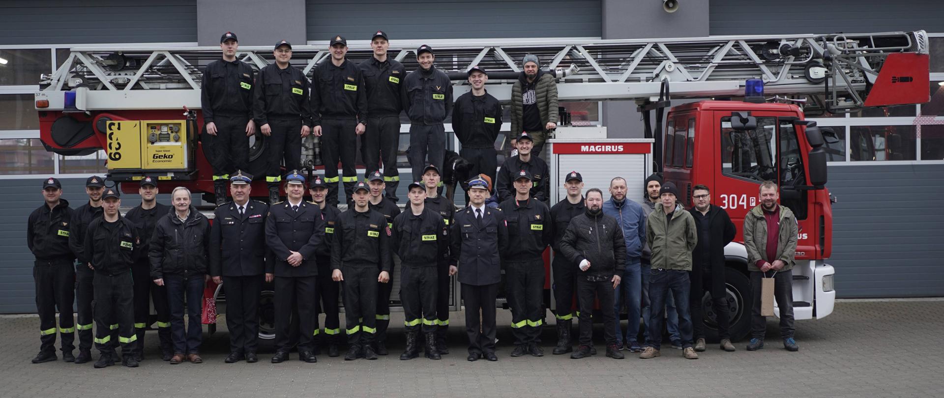 Grupowe zdjęcie uczestników uroczystości