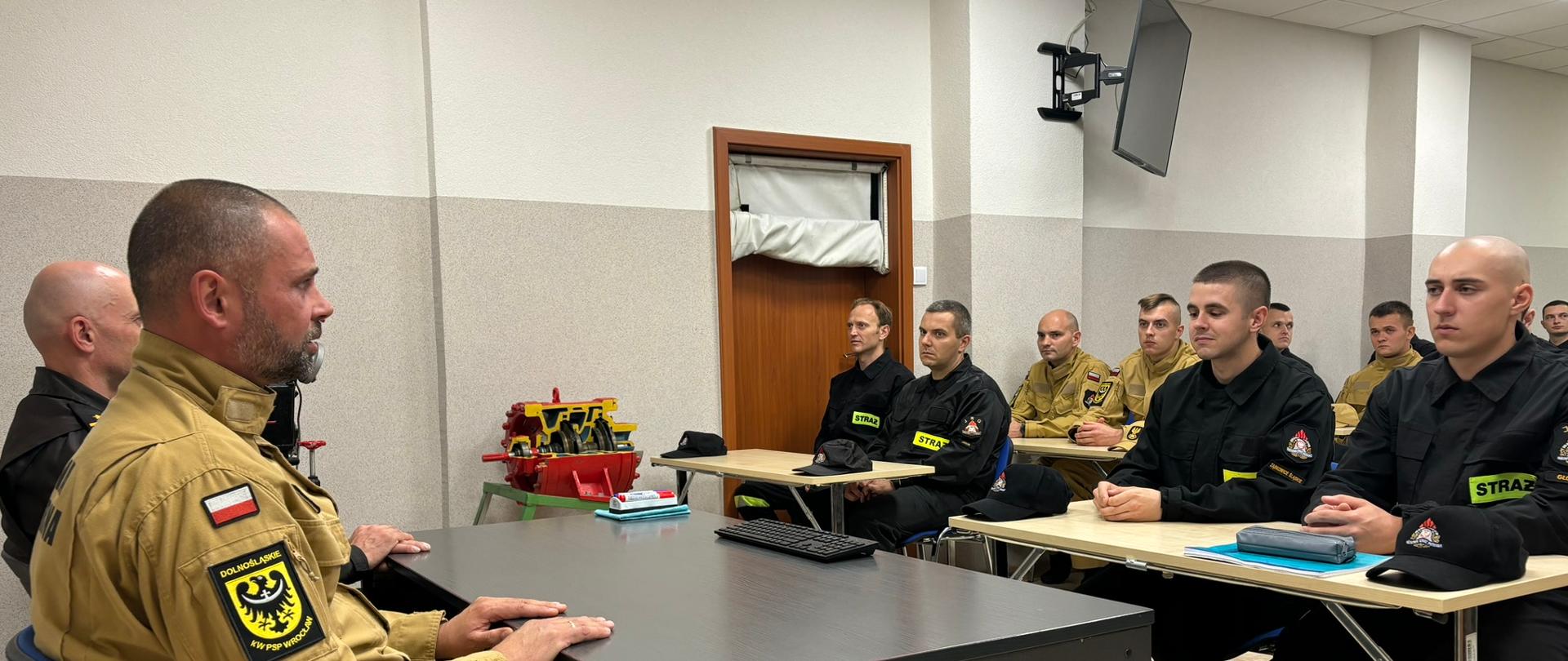 Na zdjęciu widać zastępcę komendanta wojewódzkiego oraz słuchaczy kursu podstawowego