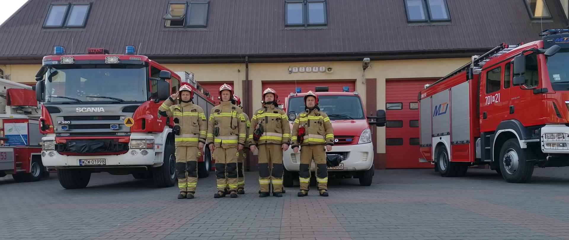 Minuta ciszy dla poległych strażaków z Ukrainy. Strażacy oddają hołd przed strażnicą.