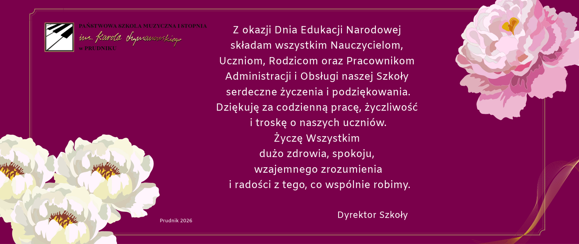 Baner z życzeniami z okazji Dnia Edukacji Narodowej. Na bordowym tle napisy z życzeniami. Baner ozdabiają kwiaty i logo szkoły.