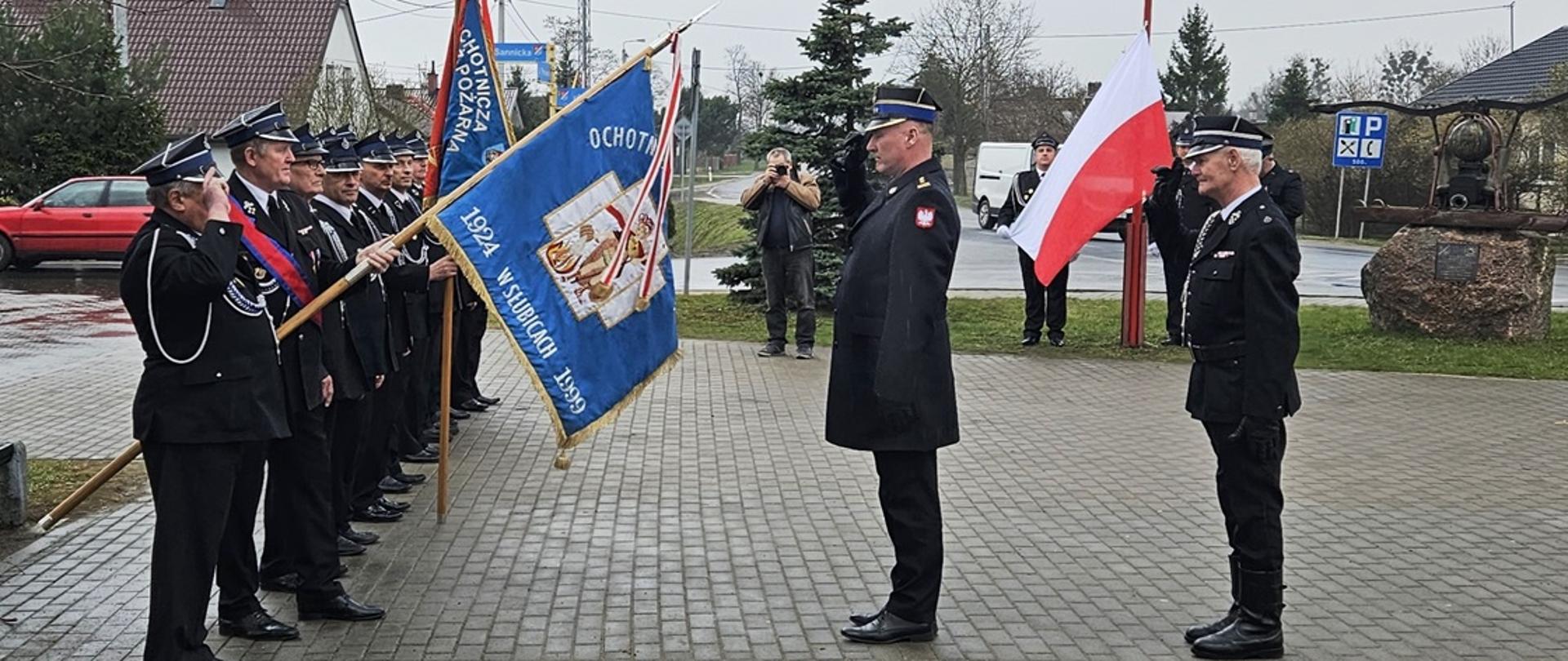 Na zdjęciu st. bryg. Jacek Starczewski p.o. Komendanta Miejskiego PSP w Płocku oddaje honor sztandarowi OSP Słubice.