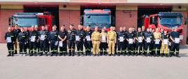 Wspólne zdjęcie nowych strażaków ratowników OSP z kierownictwem KM PSP w Łomży