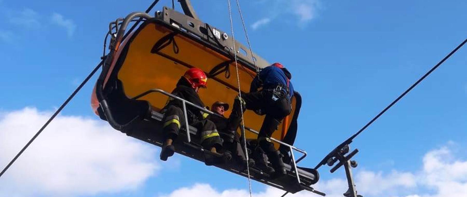 Ewakuacja ludzi z kolei krzesełkowej.