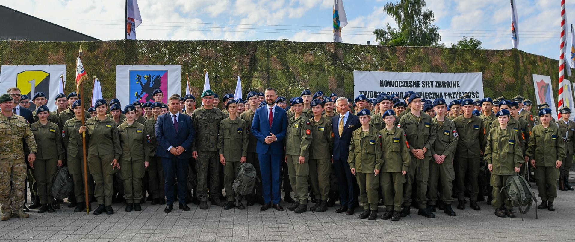 2 września 2025 r. w Kielcach, wicepremier - minister obrony narodowej Władysław Kosiniak - Kamysz wziął udział w Międzynarodowym Salonie Przemysłu Obronnego podczas którego, odbyła się inauguracja roku szkolnego klas mundurowych. Fot. plut. Wojciech Król/MON 