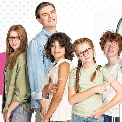 Baner promujący szczepienia przeciw HPV z hasłem „HPV. Czas na szczepienie jest teraz”. Po lewej stronie stoi pięć uśmiechniętych osób w różnym wieku – nastolatka, młody mężczyzna oraz troje dzieci – z widocznymi plastrami po szczepieniu na ramieniu. W tle znajduje się zegar symbolizujący odpowiedni moment na szczepienie. Na dole umieszczono logotypy Ministerstwa Zdrowia, Narodowego Funduszu Zdrowia, Narodowej Strategii Onkologicznej oraz serwisu „Planuję długie życie”.